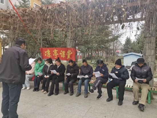 勝利街道民和社區(qū)開展“涼亭課堂”活動 勝利街道民和社區(qū)開展“涼亭課堂”活動